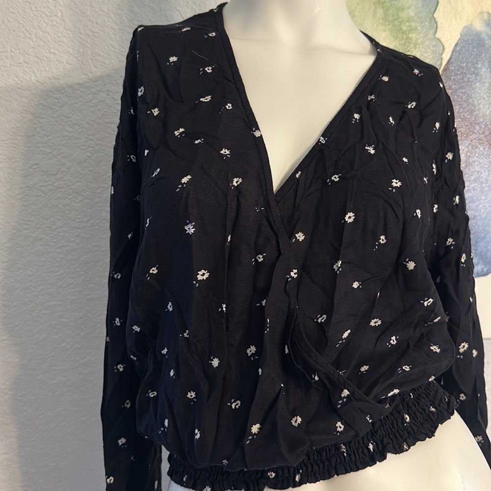 Arizona Jean Co Women Black Floral Blouse with Long Flutter Sleeve
